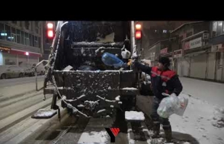 Yüksekova'da Yoğun Kar Yağışına Rağmen Belediye Personeli İşini yaptı