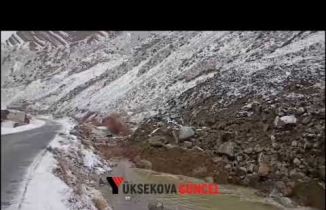 Yüksekova..! Dağdan kopan kaya parçaları köy halkını korkuttu