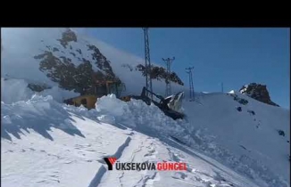 Yüksekova'nın yüksek rakımda bulunan karlı yollar ekipler tarafından temizleniyor