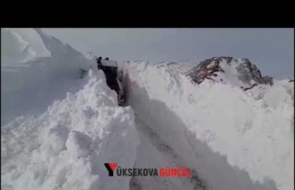 Yüksekova Şantiye Şefliğinin Ekiplerinde Esendere'de Karla Mücadele