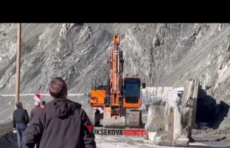 Yüksekova-Yeni Köprü Karayolunda Heyelan