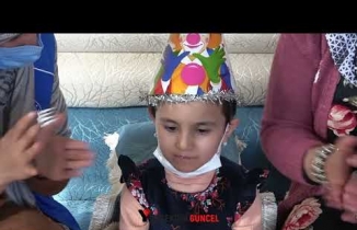 Yüksekova’da 5 yaşına giren lösemi hastası çocuğa doğum günü sürprizi