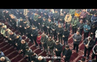 Yüksekova’da bayram namazında vatandaşlar camileri doldurdu
