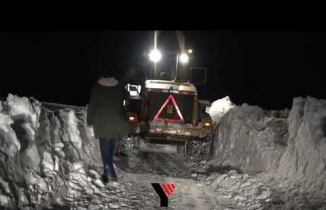 Yüksekova’da Ekipler Karlı Yolları Açıp 76 Yaşındaki Hastaya Ulaştı