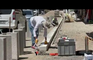 Yüksekova’da kaldırım yapım çalışmaları sürüyor