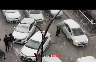 Yüksekova’da sağanak yağışlar yerini kar yağışına bıraktı