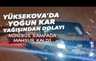 Yüksekova’da yoğun kar yağışından dolayı minibüs rampada mahsur kaldı